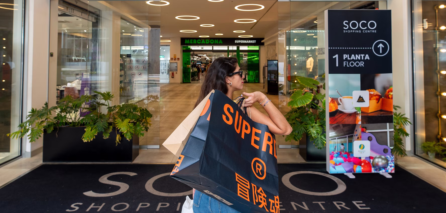 Imagen mujer con bolsas de compras en Soco