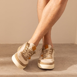 Vista de los zapatos de un modelo