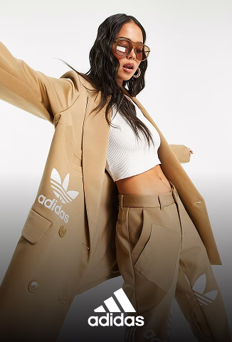 Modelo de Adidas posando con ropa deportiva