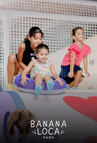 Niños disfrutando en un parque de bolas