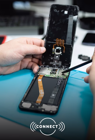 Imagen de un técnico reparando un móvil